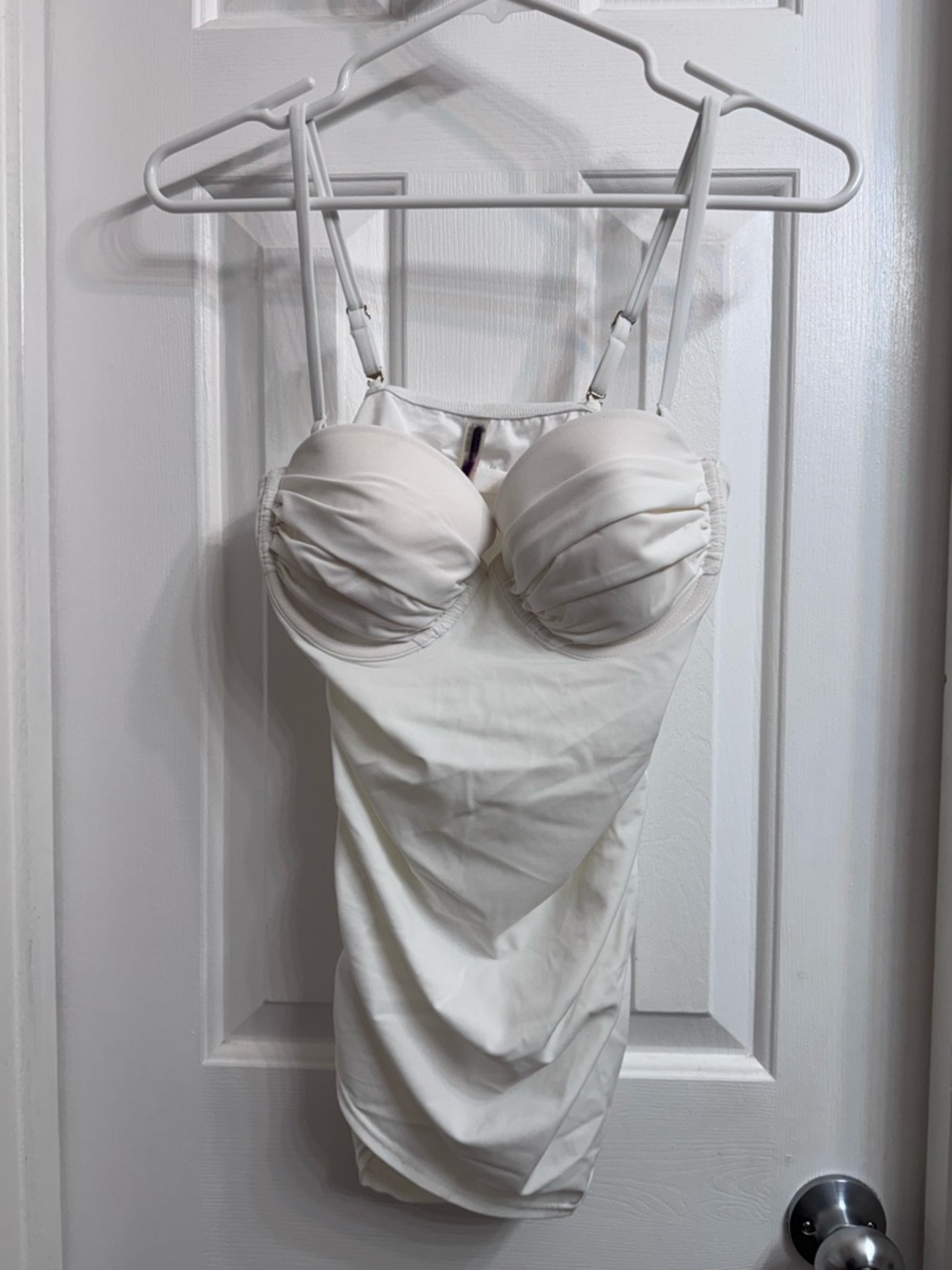 Victoria's Secret
NWOT Victoria's Secret White
Bandeau Tankini Top, Size 36B - Picture 4 of 16